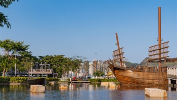 愛秩序灣公園位於西灣河，毗鄰愛秩序灣海濱公園，面積約達22,000平方米。公園以昔日的漁村風情為主題，內有一艘實物大小的漁船、水景、竹亭和其他公眾休憩設施，是當地居民休憩和消閒的好去處。